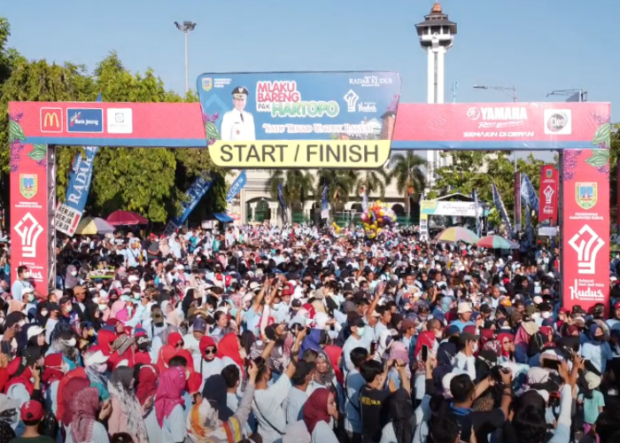 MLAKU BARENG: Ribuan masyarakat mengikuti event Mlaku Bareng Bupati Kudus beberapa waktu lalu.
