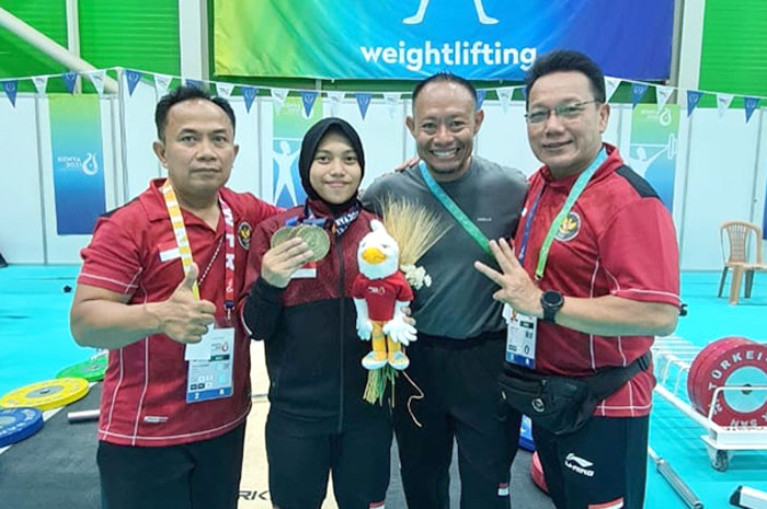 MEMBANGGAKAN: Siti Nafisatul Hariroh (dua dari kiri) bersama official menunjukkan tiga medali emas saat tampil di Islamic Solidarity Games 2022 di Turki.