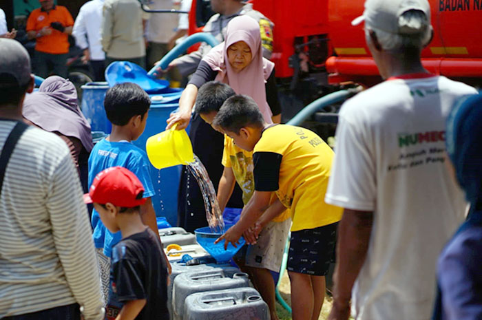 RAWAN KEKERINGAN: Pemkab Pati menyalurkan bantuan air bersih di Desa Kedumulyo, Jakenan kemarin. Sebanyak 194 desa rawan kekurangan air bersih.