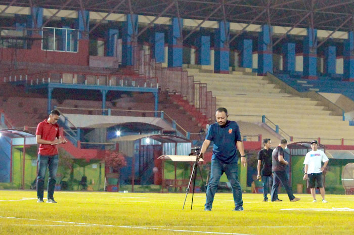BERSIAP: Tim PT LIB menginspeksi lapangan Stadion Gelora Bumi Kartini selaku homebase Persijap dalam kompetisi Liga 2.