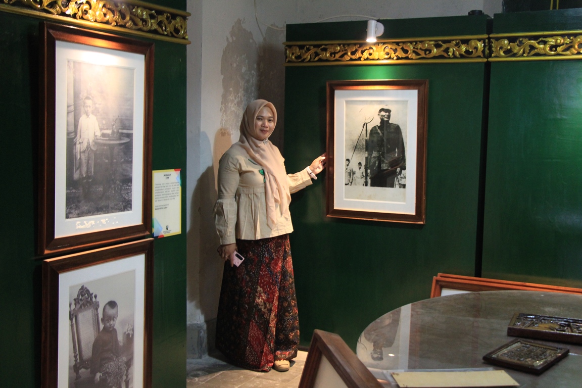 SETTING LOKASI: Retna Dyah Radityawati menunjukkan koleksi dan ruang museum Soesalit pada Kamis (31/8).