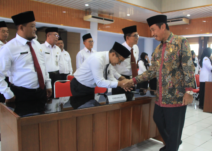 SELAMAT: Bupati Rembang Abdul Hafidz memberikan selamat sekaligus memberikan target khusus kepada tiga kepala dinas yang baru pada Jumat (1/9).