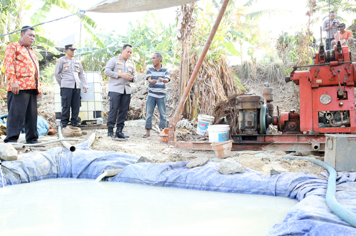 Kapolres Jepara AKBP Wahyu Nugroho Setyawan meninjau pembuatan sumur bor di&nbsp;Desa Sumber Rejo, Kecamatan Donorojo, Kabupaten&nbsp;Jepara, Kamis (31/8).