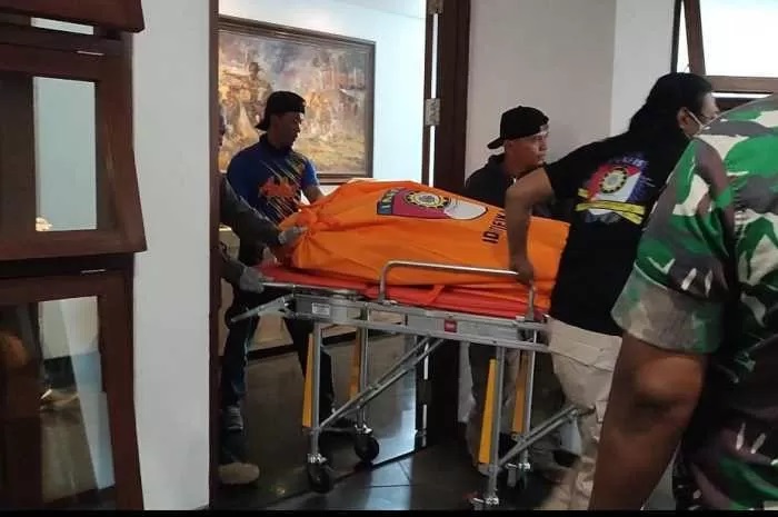 Polisi mengevakuasi jenazah dosen Penerbad yang ditemukan meninggal di apartemen Semarang.