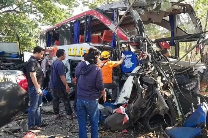 Bus Eka dan Sugeng Rahayu ringsek usai adu moncong di Geneng, Ngawi, pada Kamis (31/8) pagi.