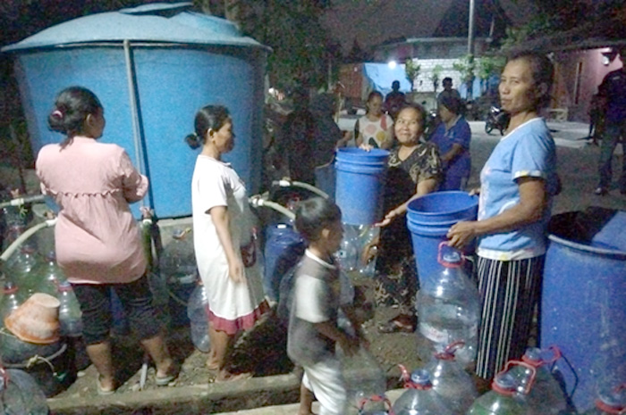 KEKERINGAN: Warga Kecamatan Jaken mengantre bantuan air bersih di salah satu rumah warga belum lama ini.    &nbsp;
