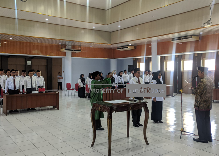 SUMPAH: Bupati Rembang Abdul Hafidz melantik sejumlah pejabat.