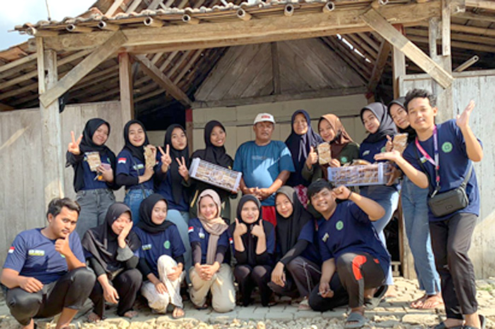 Tim KKN Unisnu Jepara berfoto bareng mitra UMKM aneka Camilan.