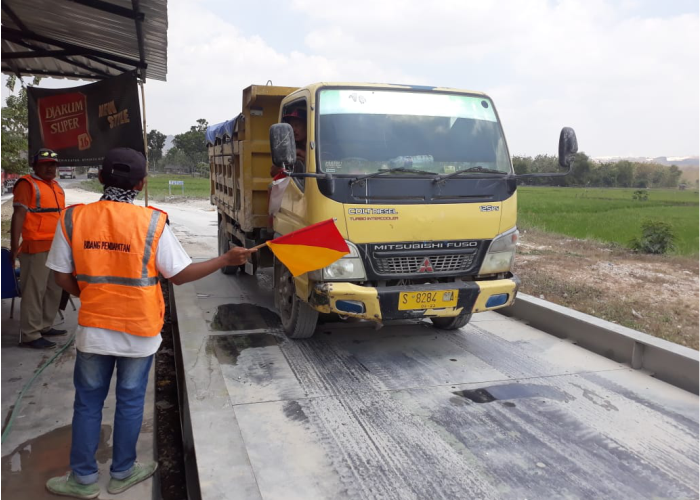Truk tambang di Kecamatan Sale, Rembang beroperasi baru-baru ini.