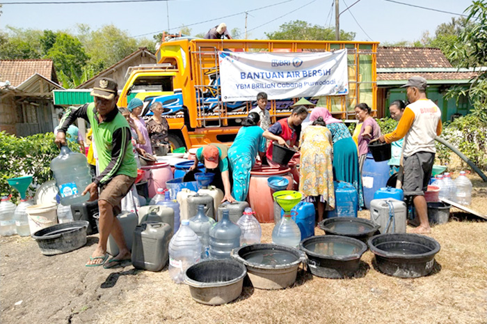 DROPING AIR BERSIH: Warga Desa Kropak, Kecamatan Wirosari antusias mengambil air bersih bantuan BRI Cabang Purwodadi bersama YBM Brilian beberapa waktu lalu.
