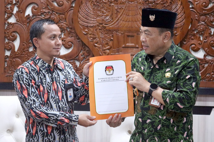 AKAN NYOBLOS DI JEPARA: Pj Bupati Edy Supriyanta (kanan) menerima formulir pindah memilih dari Komisi Pemilihan Umum (KPU) di kantornya kemarin.