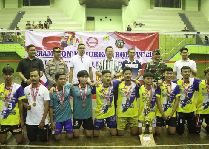 SELAMAT: Kapolres Jepara AKBP Wahyu Nugroho Setyawan foto bersama para pemenang Kejuaraan Voli Kapolres Jepara Cup.