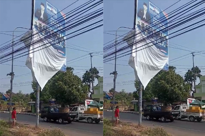 KECEWA: Petugas menurunkan baliho bergambar Anies Baswedan terpasang di sekitar Kecamatan Pecangaan, Jepara, kemarin.