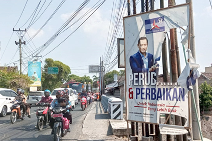 LUAPAN KEKECEWAAN: Baner Anis Baswedan dan AHY yang dirusak oleh para kader Partai Demokrat di salah satu titik di Kabupaten Pati kemarin.
