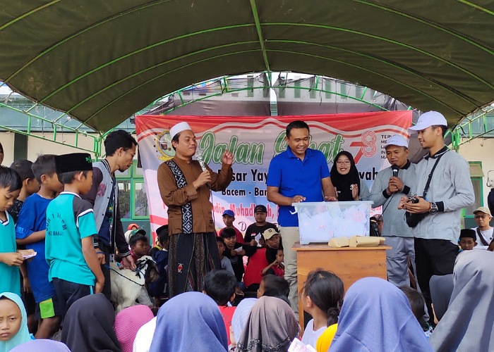 MERIAH: Ribuan warga mengikuti jalan sehat di Desa Bacem, Blora.