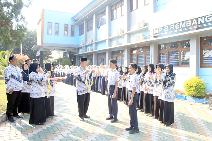 APRESIASI: Kepala sekolah SMPN 2 Rembang Wiyono memberi apresiasi kepada Wibi Aulia Wirawan dan Soma Jenar Abimanyu dan yang meraih medali OSN 2023.