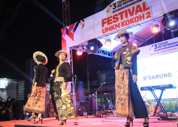 SEMARAK: Penampilan modelling menyemarakan fashion show kolaborasi di ajang festival UMKM kokoh 2 dalam rangka ulang tahun ke-3 Rumah BUMN Rembang di halaman Taman Kartini Rembang, Sabtu (2/9) malam.