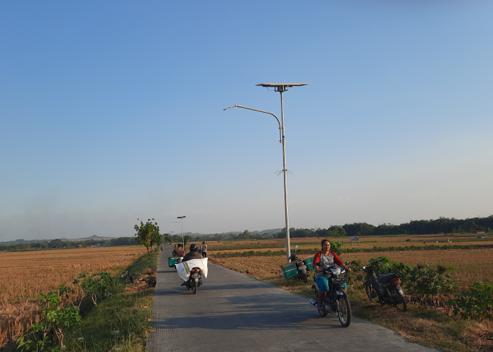 Belum setahun dibangun, lampu penerangan jalan utama (LPJU) di wilayah Kecamatan Toroh, Grobogan mati dan rusak.