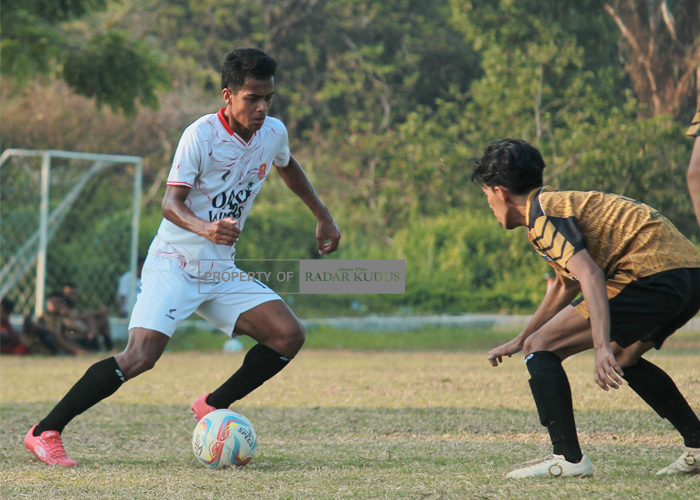 DITINGKATKAN: Punggawa Persijap Jepara mengolah bola saat beruji tanding dengan tim lokal Jepara di Lapangan Desa Tegalsambi.
