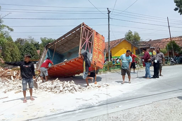 Sebuah truk muat roster terguling di Jalan Raya Wirosari-Kuwu, Grobogan pada Senin (4/9).