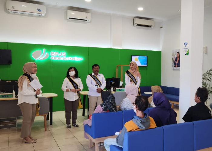 MENYAPA: Pimpinan BPJS Ketenagakerjaan memberikan souvenir kepada peserta dan pelanggan yang datang ke kantor.