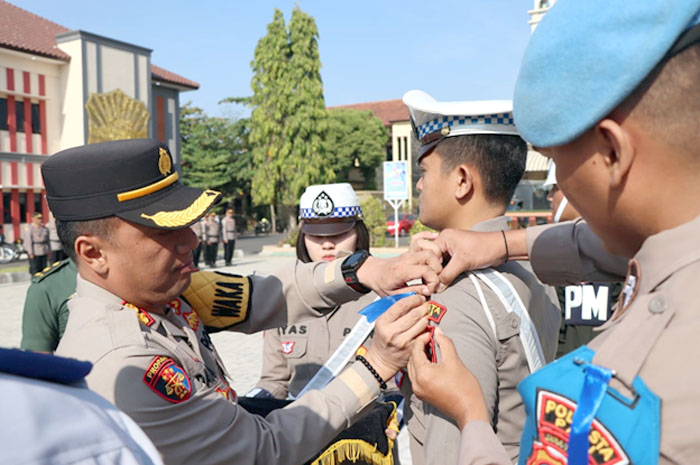 DISEMATKAN: Kapolresta Pati Kombes Pol Andhika Bayu Adhittama memasang pin dimulainya operasi zebra di Mapolresta setempat kemarin.