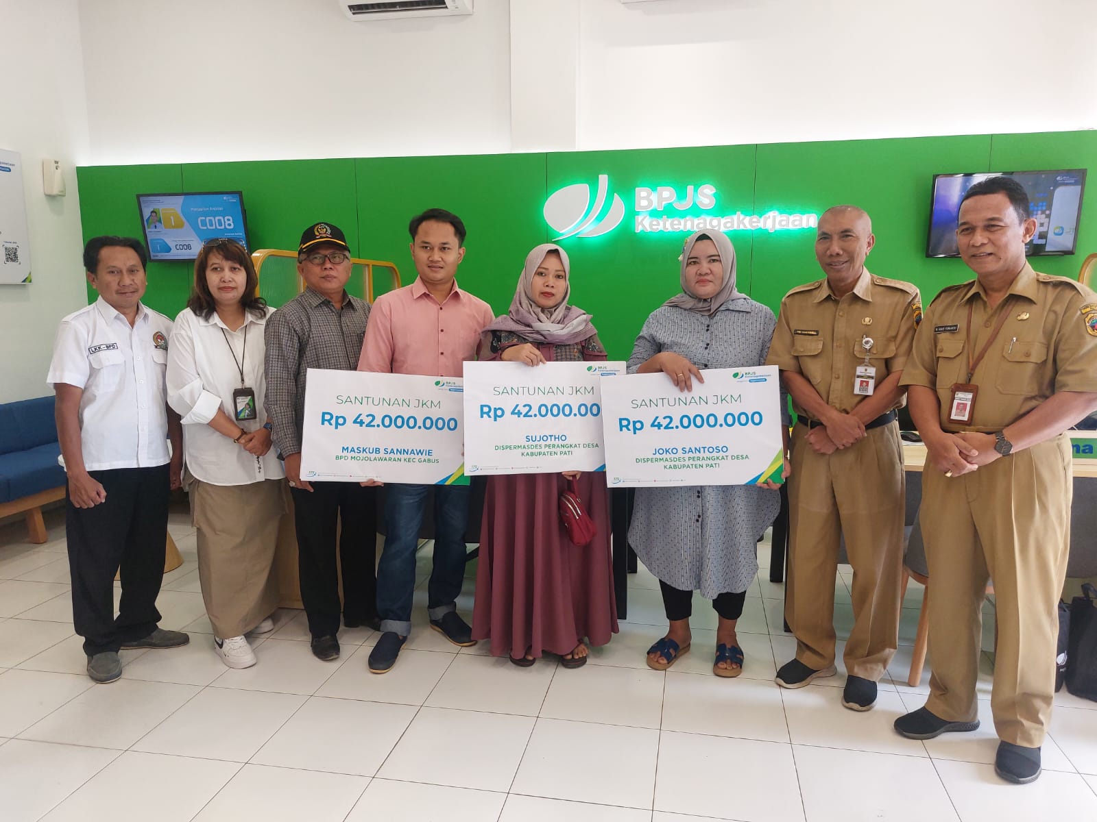 SERAHKAN: Peringati Hari Pelanggan Nasional, BPJS Ketenagakerjaan Kantor Cabang Pati menyerahkan santunan jaminan kematian (JKM) kepada ahli waris peserta senilai Rp 126 juta.