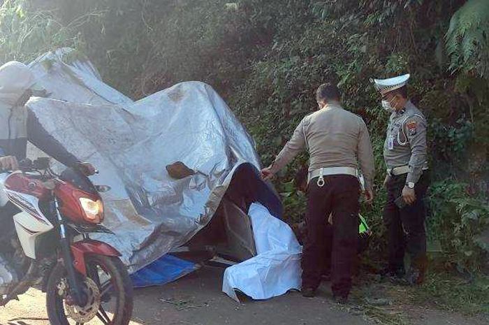 Personel Satlantas Polres Probolinggo tengah menggelar olah TKP kecelakaan mobil Jip, Senin (4/9).