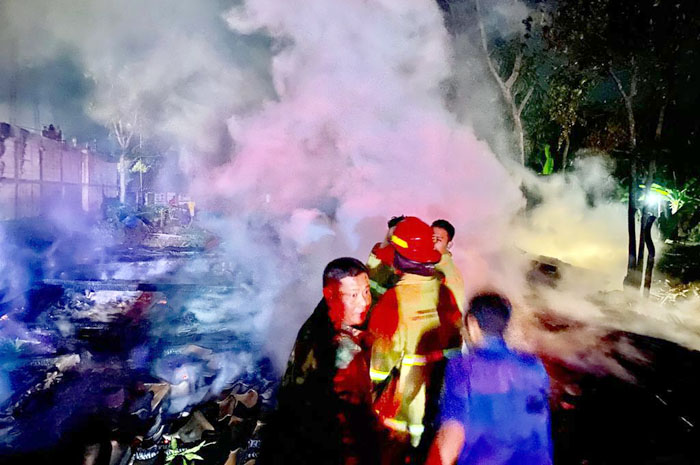 TERBAKAR: Kebakaran melalap rumah di Desa Katong Kecamatan Toroh, Selasa (5/9) dini hari.