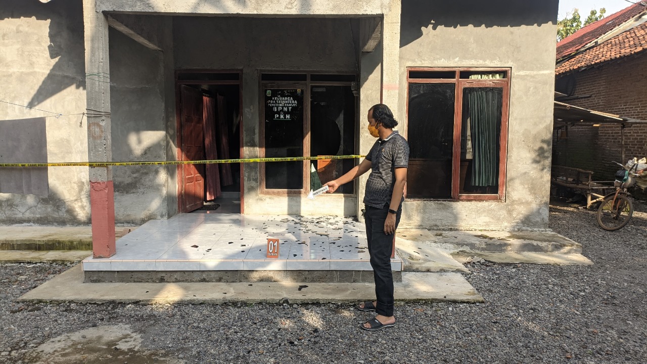WONG NEKAT: Kondisi rumah mantan istri pelaku di Desa Ngurenrejo, Wedarijaksa, yang dirusak.