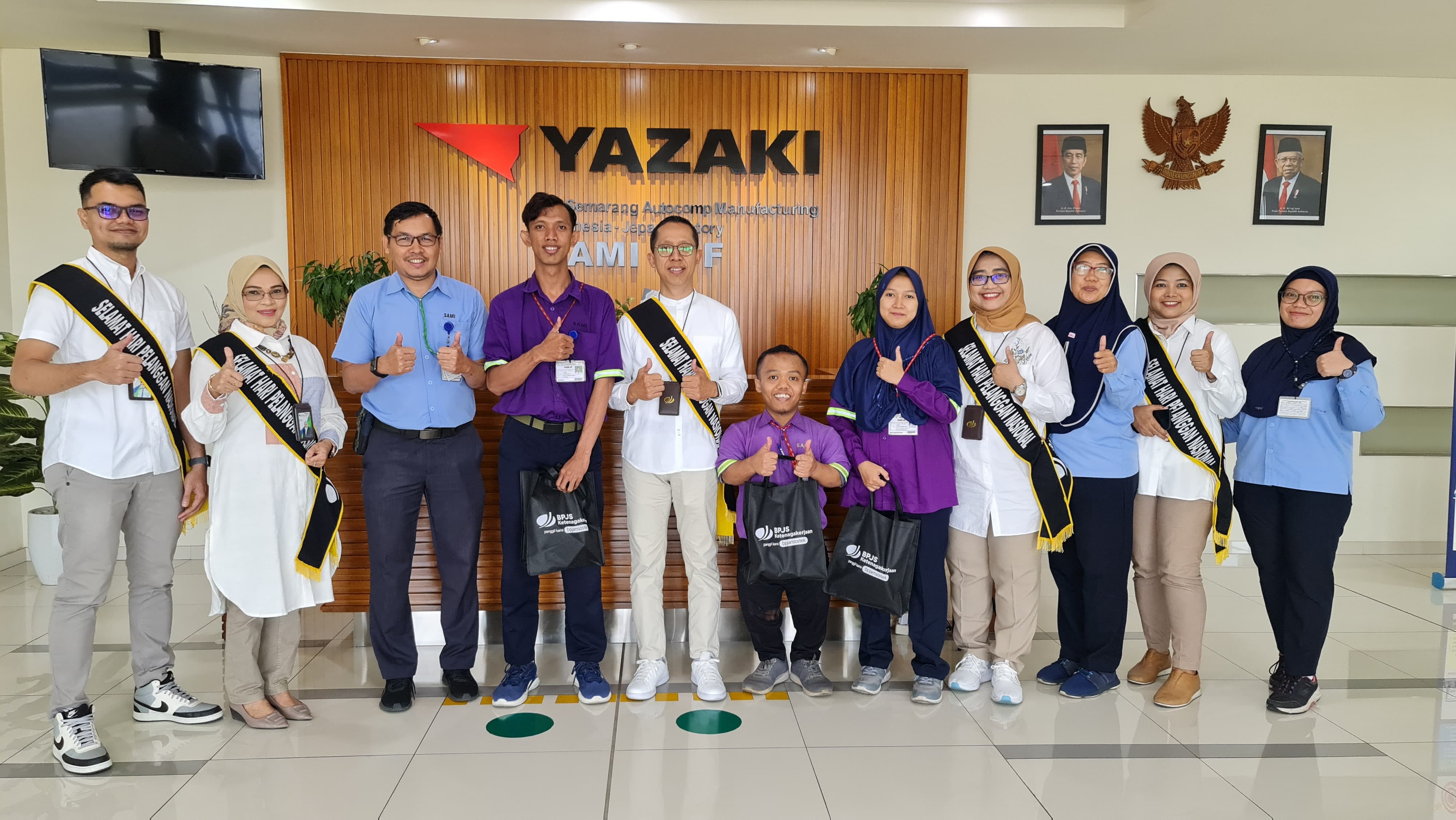BERIKAN: BPJAMSOSTEK Kudus memberi bingkisan kepada 45 pekerja disabilitas yang bekerja di PT Semarang Autocamp Manufacturing Indonesia (SAMI) Jepara pada Senin (4/9).