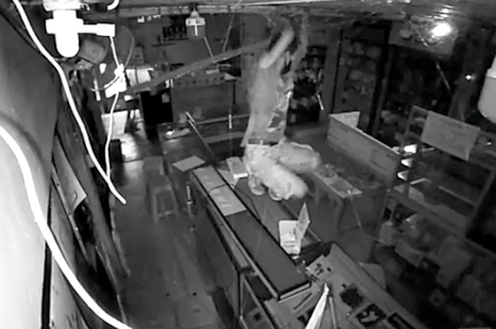 NEKAT: Tangkapan layar video aksi pencurian di sebuah toko pulsa yang terekam CCTV.