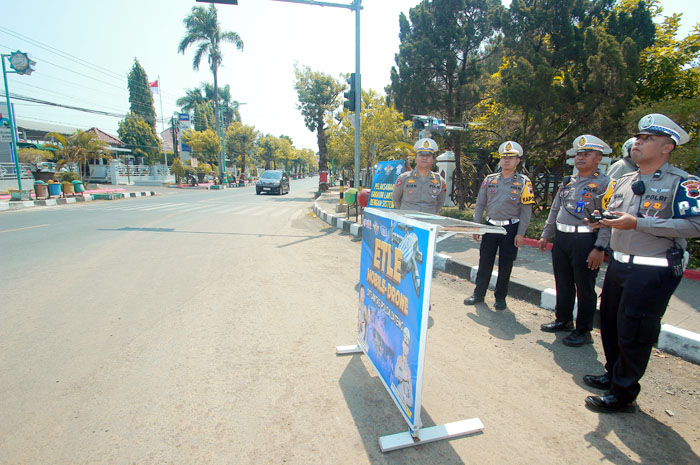 SEGERA DITERAPKAN: Petugas Kepolisian memantau arus lalu lintas dan pengendara menggunakan drone kemarin.