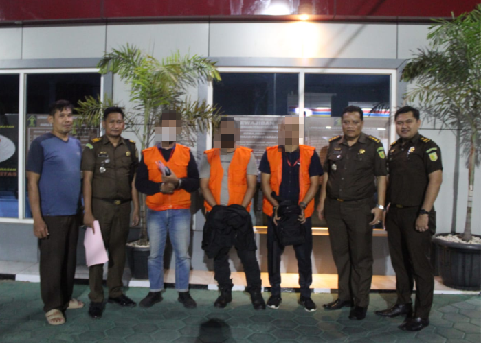 DIBEKUK: Tiga tersangka kasus penyelewangan dana BUMDesma diamankan pada Selasa (5/9) malam.