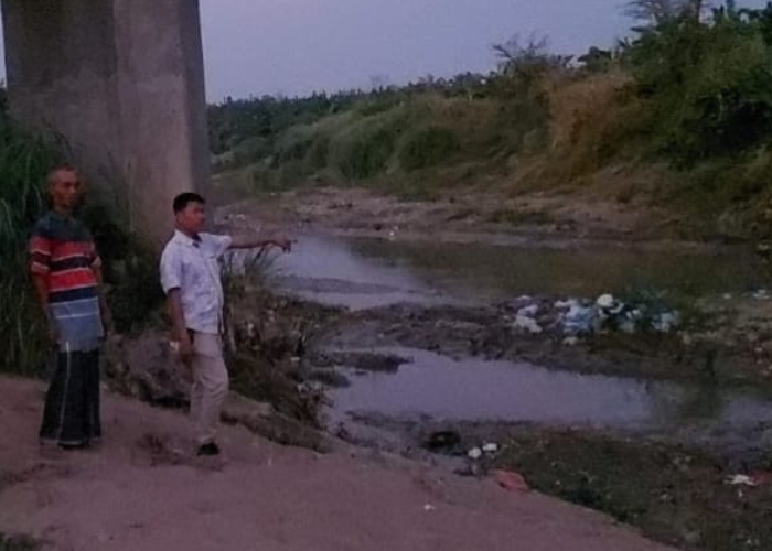 MUSIBAH: Warga saat menunjukkan lokasi jatuhnya bocah yang terpeleset di Sungai Tuntang turut Desa Ngroto, Kecamatan Gubug.