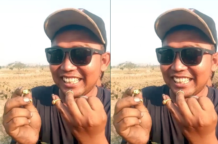 MENUNJUKKAN: Warga Dusun Medang Desa Banjarejo saat menemukan cincin emas diduga peninggalan abad ke 12 hingga 17 Masehi.