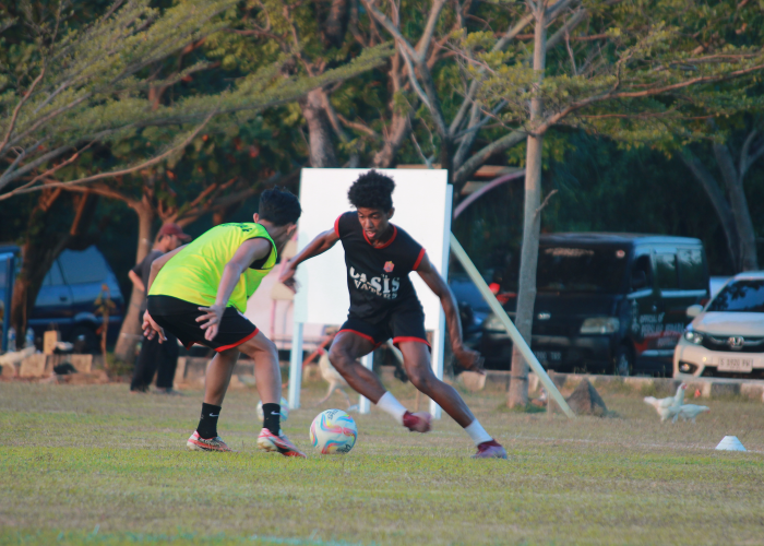 TANPA BEBAN: Tim Persijap Jepara menggelar latihan di lapangan Pantai Bandengan belum lama ini. Data dari APPI, Persijap salah satu tim yang masih menunggak gaji.