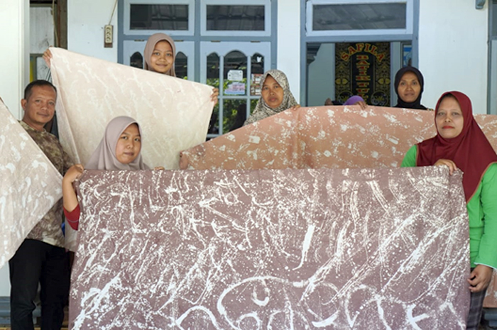 Pelaku UMKM batik tulis Lasem menunjukkan hasil karya dengan memanfaatkan pewarnaan bahan alam limbah kayu mahoni.