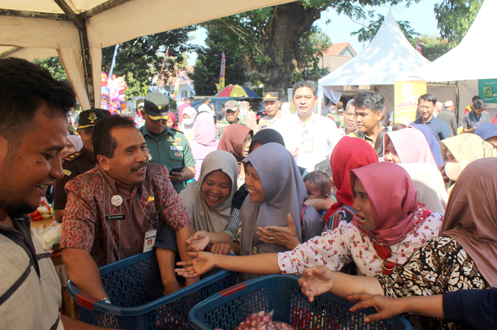 KUNJUNGAN: Sekretaris Daerah Edy Sujatmiko mengunjungi salah satu stan saat kegiatan Gerakan Pangan Murah di halaman Kecamatan Mayong kemarin.