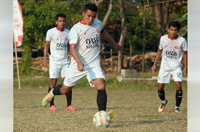 SIAP TANDING: Penggawa Persijap Jepara Iqmal Nur Samsu bersiap menendang bola saat berlatih di Lapangan Desa Tegalsambi belum lama ini.