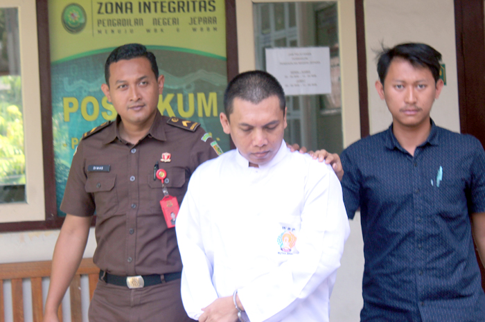 JALANI SIDANG: Terdakwa narkotika Muhammad Amin Nurrohman saat menjalani sidang di Pengadilan Negeri Jepara kemarin.