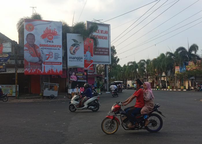 BALIHO BERTEBARAN: Gambar bacaleg terpasang di sudut Rembang Kota baru-baru ini.
