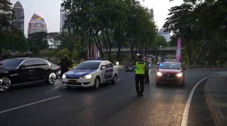 polisi meneriaki sesama polisi dengan kasar saat mengamankan KTT ASEAN 2023.