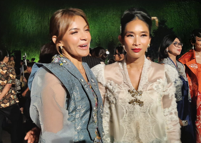 Najwa Shihab dan Happy Salma hadir dalam pergelaran yang bertajuk &rdquo;Sandyakala Smara (Gurat Merah di Langit Senja dan Cinta)&rdquo; di rumah Adat Kudus Joglo Pencu Yasa Amrta pada Rabu (6/9) malam.