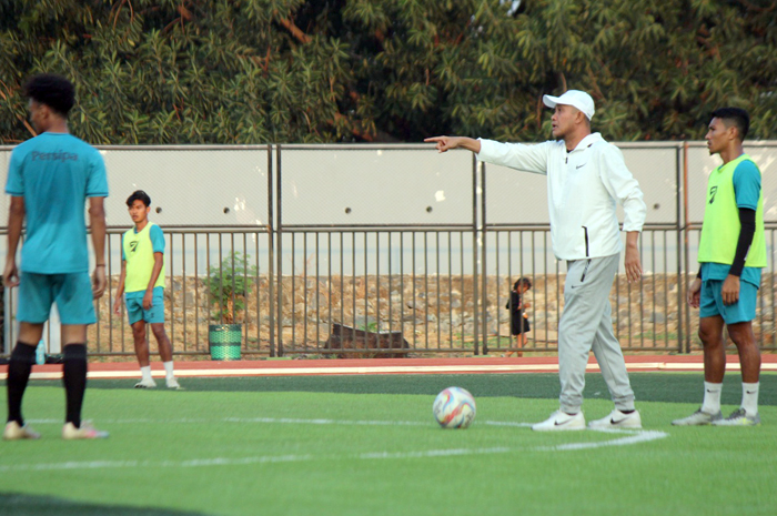 KAWAL LATIHAN: Para pemain Persipa Pati melahap materi latihan yang diberikan pelatih kepala Nazal Mustofa di Stadion Joyokusumo, Jumat (8/9).