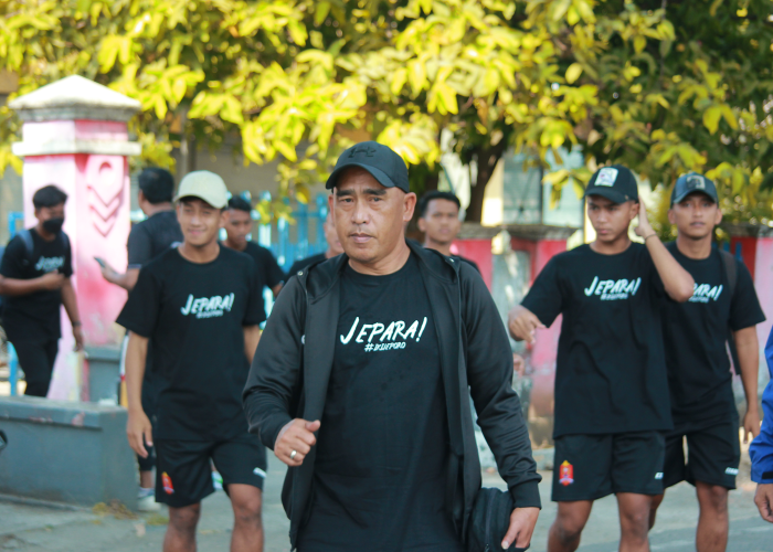 OPTIMIS : Head Coach Persijap Jepara Salahudin bersama para pemainnya berangkat ke Lamongan untuk laga perdana liga 2 2023/2024.