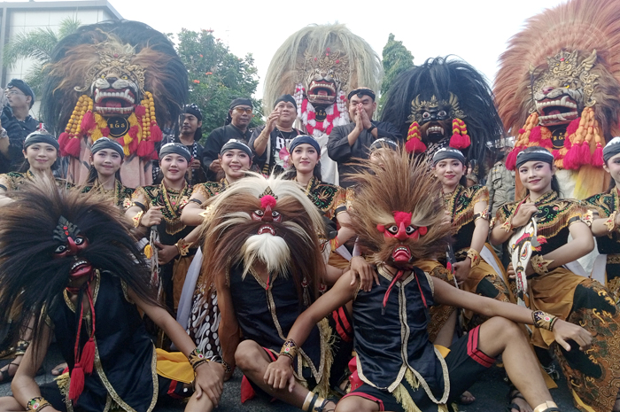 ATRAKTIF: Para pemain Barongan Blora saat mentas di sebuah acara di Blora.
