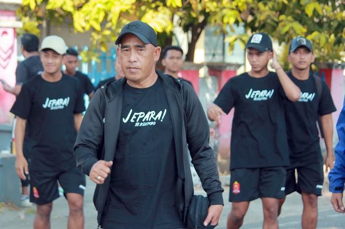 OPTIMIS RAIH POIN: Head Coach Persijap Jepara Salahudin bersama para pemainnya berangkat ke Lamongan untuk laga perdana, Jumat (8/9).