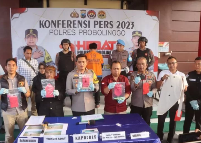 Kapolres Probolinggo AKBP Wisnu Wardana menunjukkan barang bukti Karhutla Bukit Teletubbies Gunung Bromo dalam konferensi pers yang digelar di Mapolres setempat, Kamis (7/9/2023) petang.
