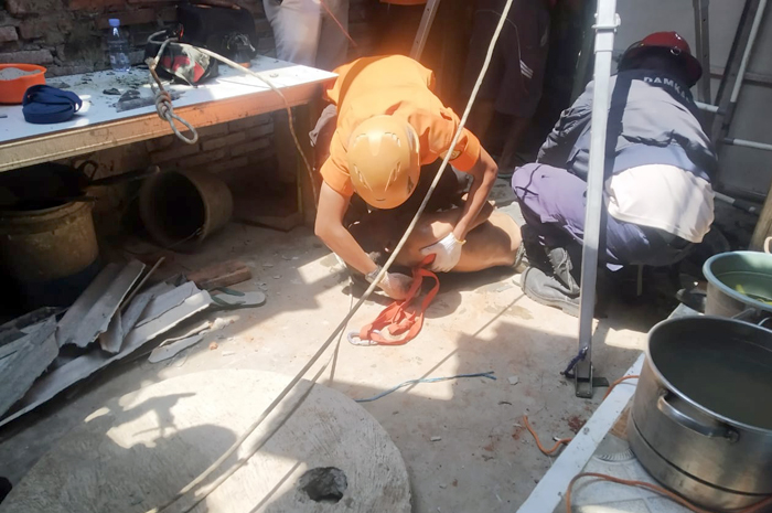 EVAKUASI: Korban meninggal di sumur miliknya di Dusun Daleman Desa Tambakan Kecamatan Gubug.